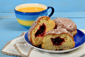 donuts stuffed with raspberry jam