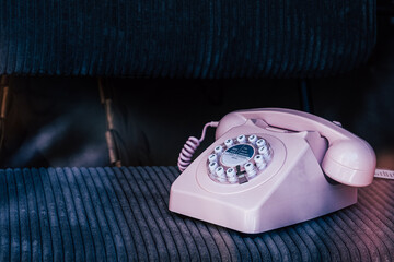 Téléphone de couleur rose au style rétro vintage