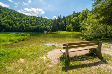 Obraz premium Empty bench inviting hikers to sit down and enjoy the view and tranquility around the legendary Lake Toplitz, Ausseer Land region, Styria, Austria