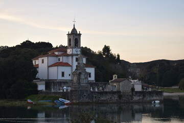 Obraz premium Iglesia a orillas de un lago, Asturias, España