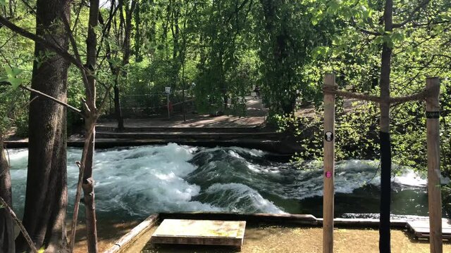 Der Eisbach in M&uuml;nchen ohne Surfer