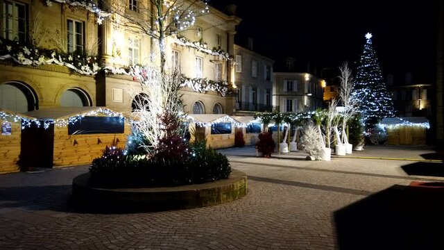 Brive la Gaillarde (Corr&egrave;ze, France) - Illuminations de No&euml;l autour de la coll&eacute;giale Saint Martin et de la m&eacute;diath&egrave;que
