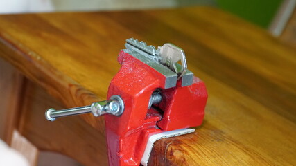 A person making a wrench and a nut with a rasp. Adjust the balance of the nut in the workshop....