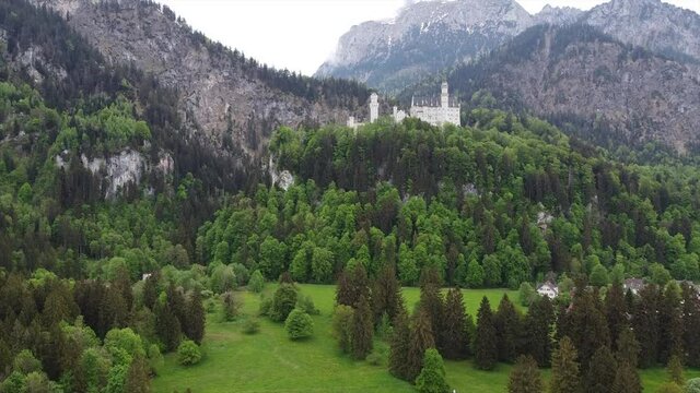 Schloss Neuschwanstein umrahmt von den Schwangauer Alpen