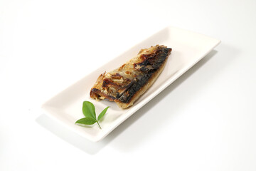 白背景の鯖の塩焼き
