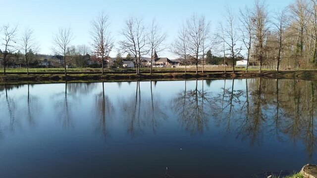 Varetz (Corr&egrave;ze, France) - Vue du plan d'eau et du village
