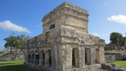 Fototapeta na wymiar templo del dios descendiente en tulum mexico