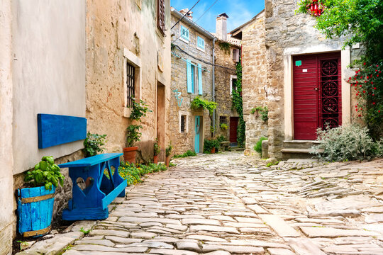 Fototapeta Beautiful street scene with ancient houses in Groznjan town on a sunny day, Croatia.