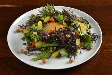 Ensalada queso, maíz y variedad de lechugas