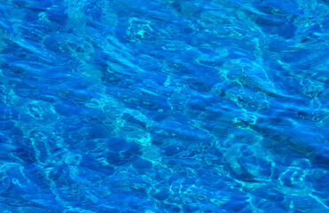 Fototapeta na wymiar Agua con diferentes tonos de azul . Ideal para utilizar como imagen de fondo 
