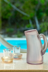 Jarra de agua y sostenedores de vasos fabricados con resinas recicladas, para hotel ecotuístico