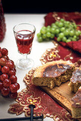 santa cena pan y vino de uva en una mesa servidos