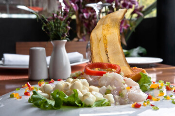 Tiradito ceviche peruano, plato peruano de pescado crudo, carpaccio