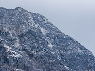 神津島の天上山の岩が現れている部分　多幸湾側からの風景　8月