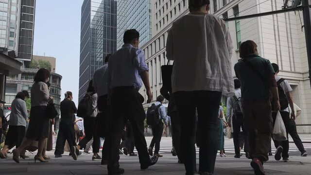 東京駅、丸ノ内の緊急事態宣言解除後の通勤風景
