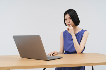 パソコンを使う女性