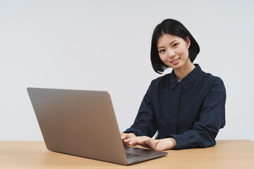 パソコンを使う女性