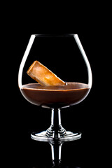 Cioccolata calda con biscotto di sfoglia