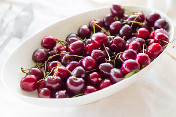 Ciliegie in vassoio