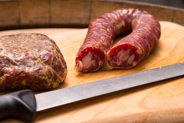 Salsiccia e salame su tagliere con coltello