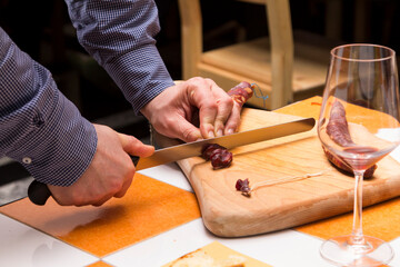 Salsiccia secca affettata su tagliere