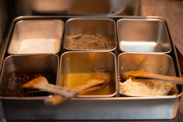 Flavoring with aluminium tray in the restaurant.