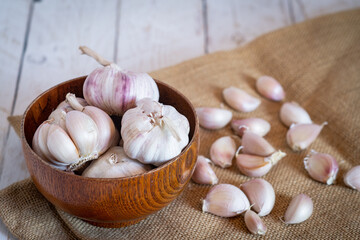 Garlic cloves and garlic on a wooden table.