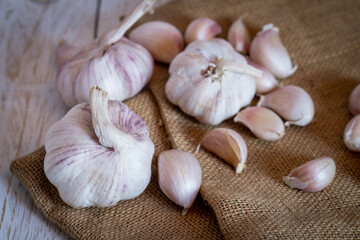 Garlic cloves and garlic on a wooden table.