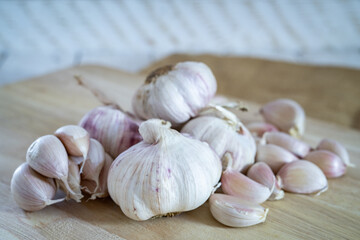 Garlic cloves and garlic on a wooden table.