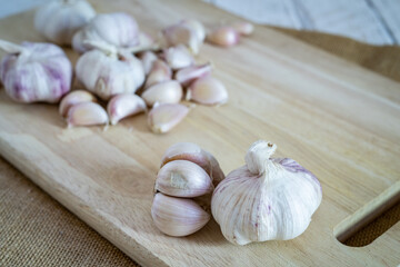 Garlic cloves and garlic on a wooden table.