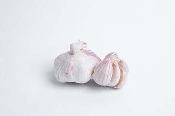 Garlic cloves and garlic on a wooden table.
