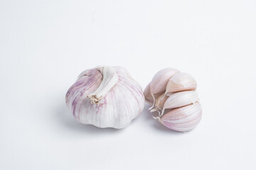 Garlic cloves and garlic on a wooden table.