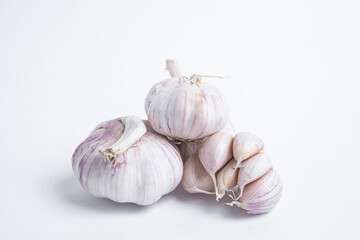 Garlic cloves and garlic on a wooden table.