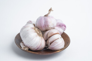 Garlic cloves and garlic on a wooden table.