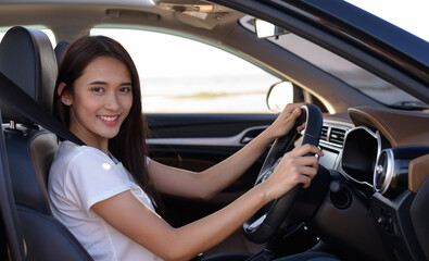 Obraz na płótnie Canvas Asian woman driving a car