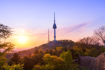 Obraz premium Seoul tower and Seoul city skyline on Namsan mountain and beautiful sunset in downtown Seoul, South Korea.
