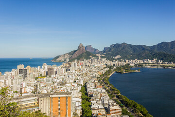 Obraz premium ipanema neighborhood seen from the top of cantagalo hill.