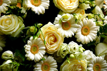 blumenstrauß in weiß mit rosen und gerbera