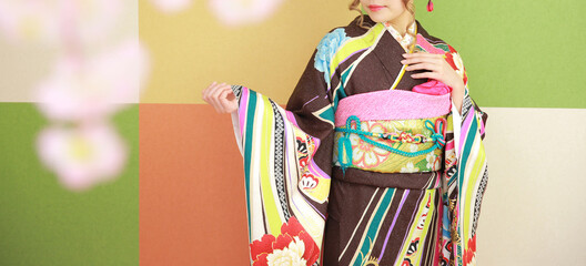 袖を持つブラウンの振袖の女性