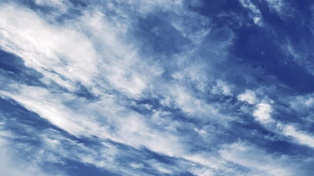 青空を流れる真っ白な巻雲 タイムラプス 房状雲