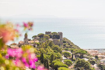 costruzione medioevale sul mare © Alessio