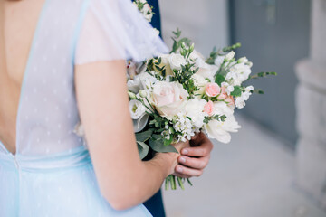 Obraz na płótnie Canvas Wedding bouquet in the hands of the bride