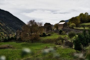 Fototapeta na wymiar Old house in the mountains.Aragones Pyrenees, Spain.