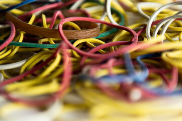 sfondo con elastici colorati intrecciati