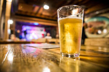 bicchiere di birra alla spina sul tavolo di un bar americano, usa, South Dakota