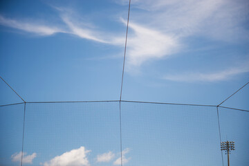 rete di protezione di un campo da baseball con palo delle luci