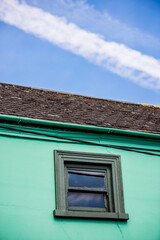 casa verde e cielo con scia chimica