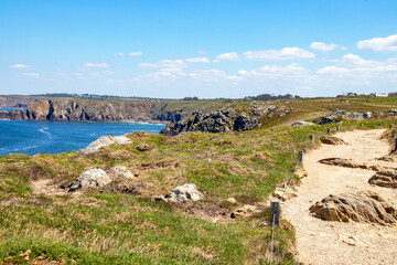  Pointe du Van. Sentier côtier sur la côte rocheuse. Finistère. Bretagne