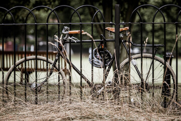 bicicletta legata ad un cancello per non essere rubata