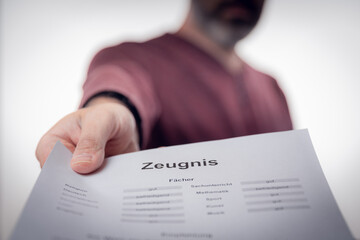 Schulzeugnis wird übergeben